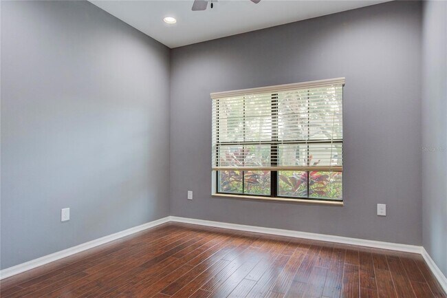 Building Photo - 1122 Oakcrest Dr