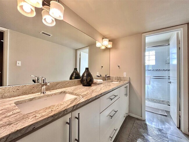 Building Photo - 1106 W 6th St