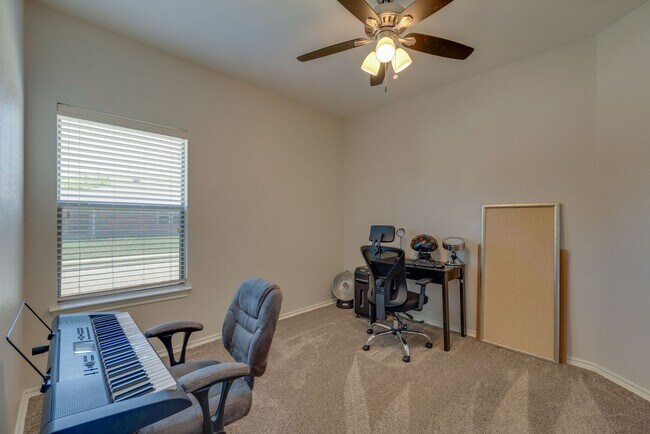 Building Photo - Welcome Home! Gorgeous 3 Bedroom Home Ready For Move In