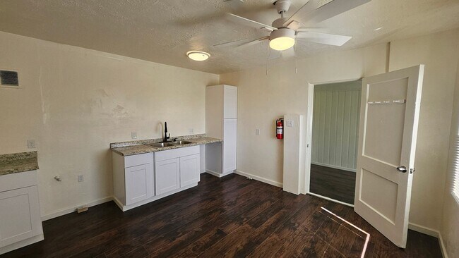 Building Photo - 2 Bed WITH OFFICE 1 Bath AND WASHER/DRYER HOOK UP!