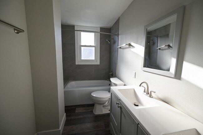 Building Photo - 405-407 W Main St - Duplex