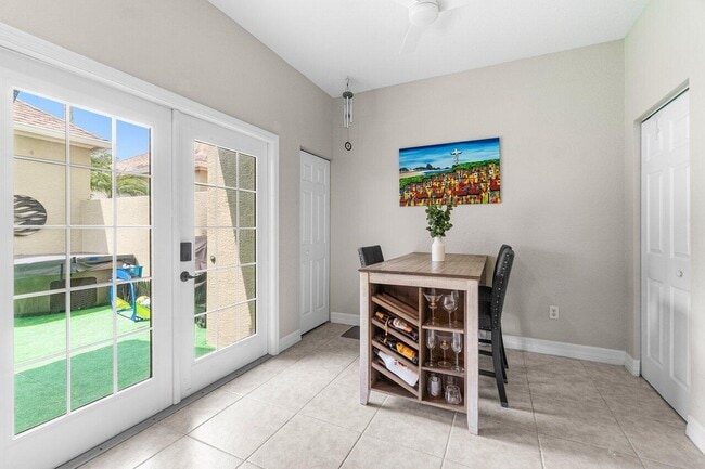Building Photo - 212 W Thatch Palm Cir