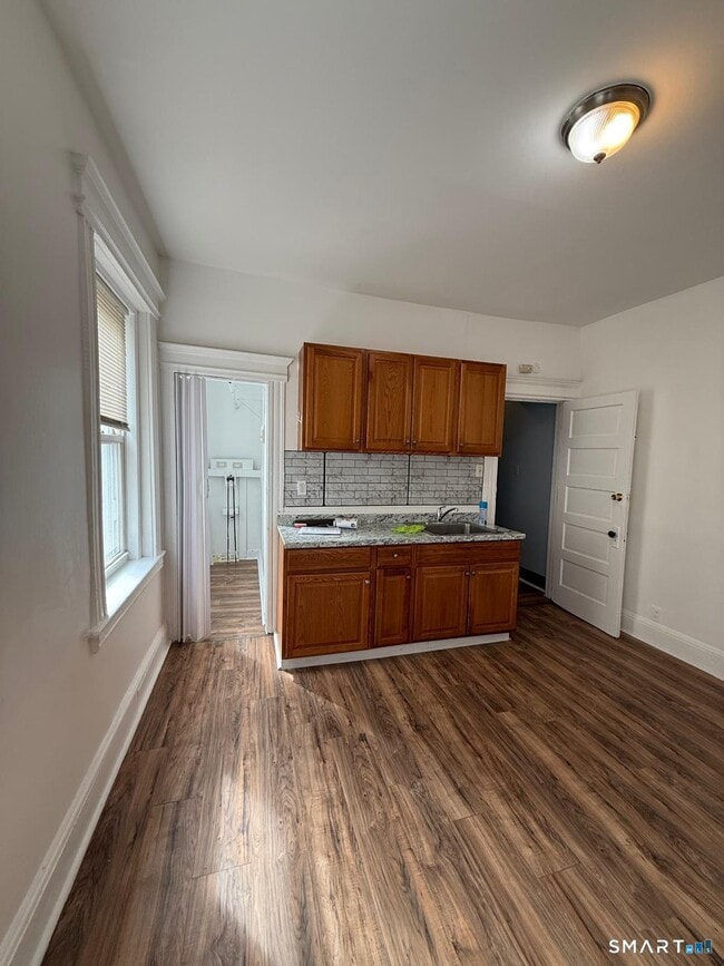 Building Photo - 175 Read St