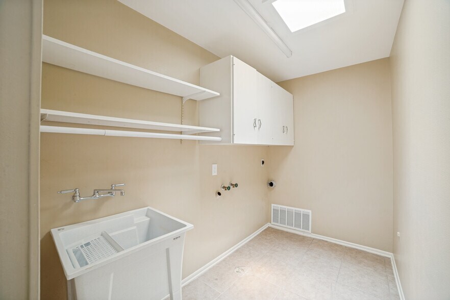Building Photo - 8390 N Verde Dr