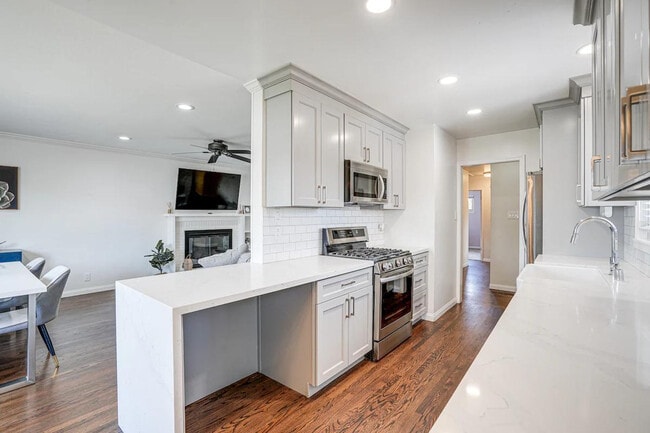 Building Photo - 1338 Thais Ln