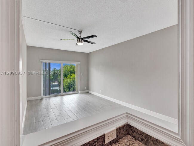 Building Photo - 400 N Riverside Dr