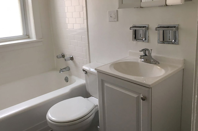 Bathroom - 918 E. Hyde Park Boulevard