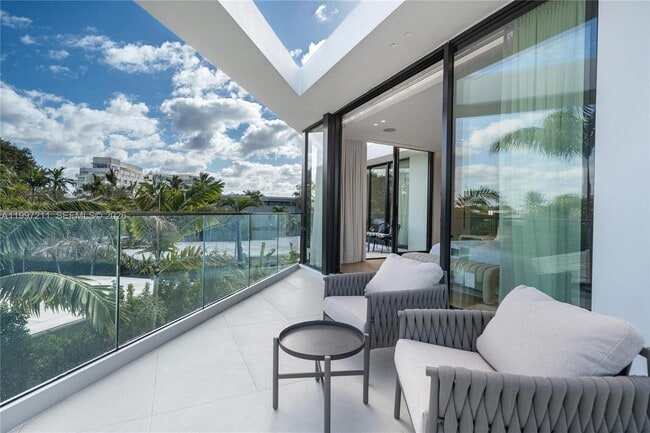 Building Photo - 1045 W 47th Ct