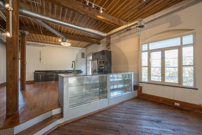 Building Photo - Luxury Penthouse Loft – 3,200 sq. ft. Down...