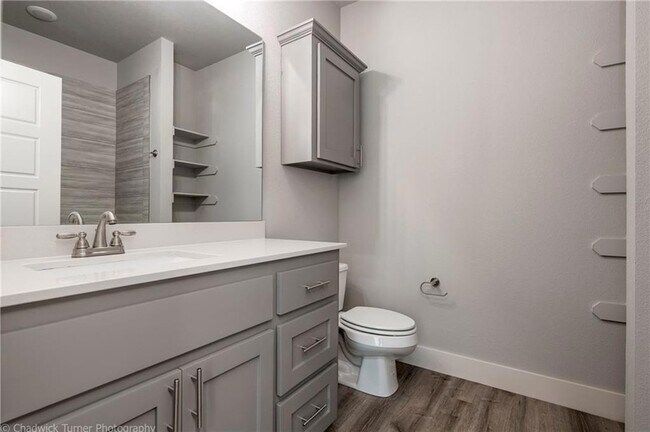 Building Photo - 1510 N Gregg Ave