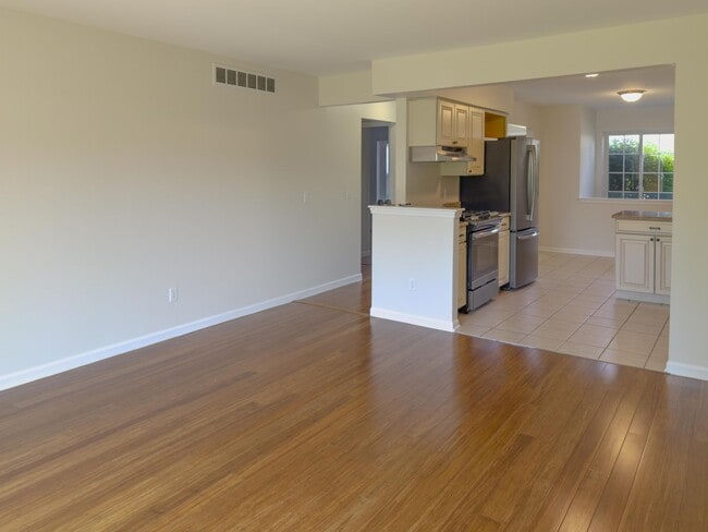 Building Photo - Move-In Ready Ranch Condo with Basement & Prime Location