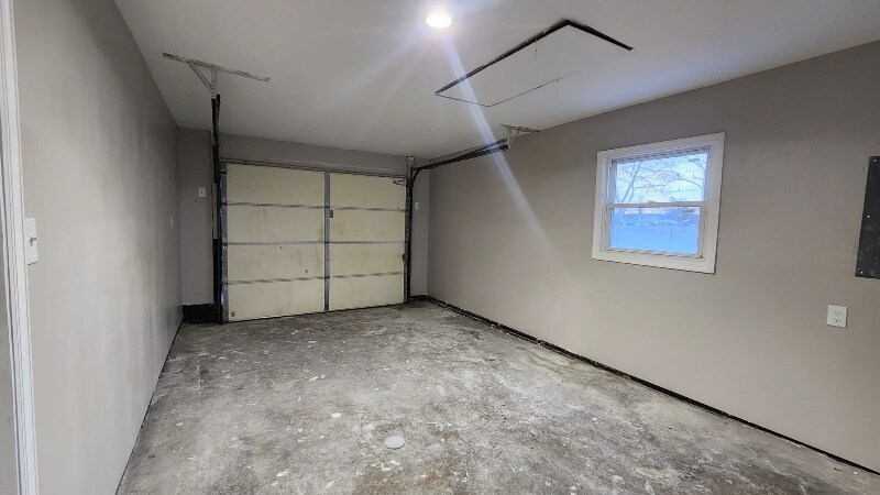 Building Photo - 2 Hazelwood Cir