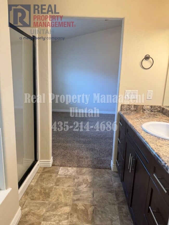 Building Photo - 3 bed 2.5 bath townhome in Fox Run