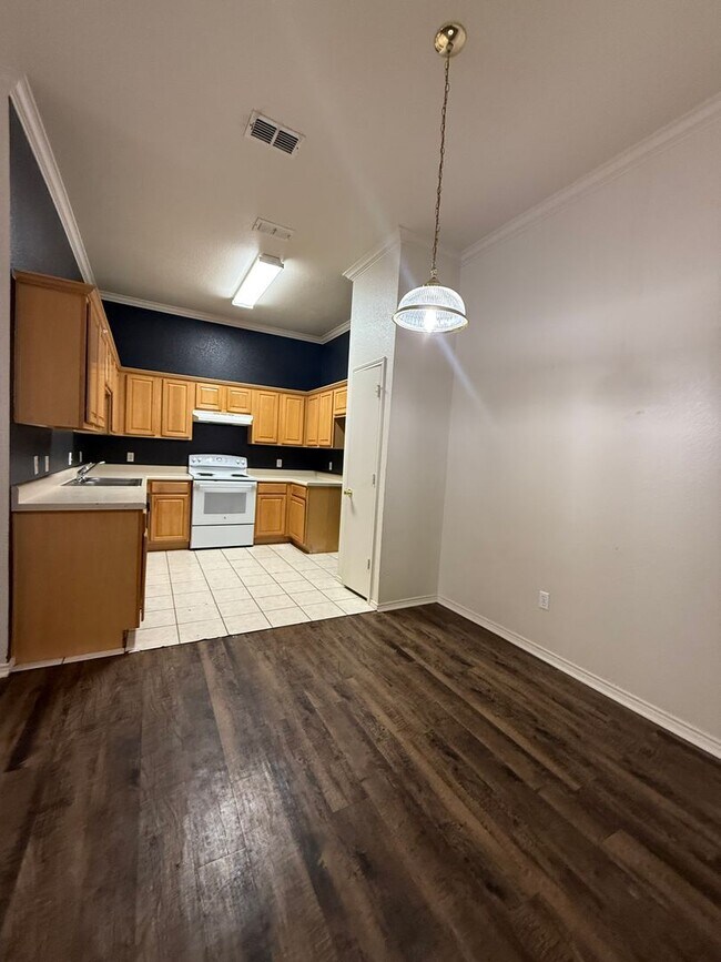 Building Photo - 3/2/2 - MODERN Updates - Fresh Paint & Flooring