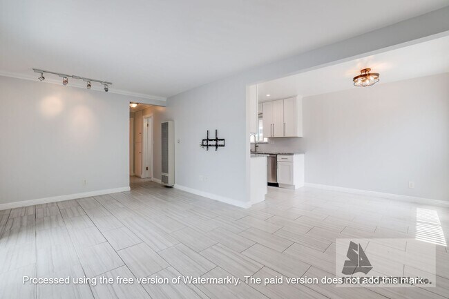 Building Photo - Lovely updated Condo on 2nd block by the B...