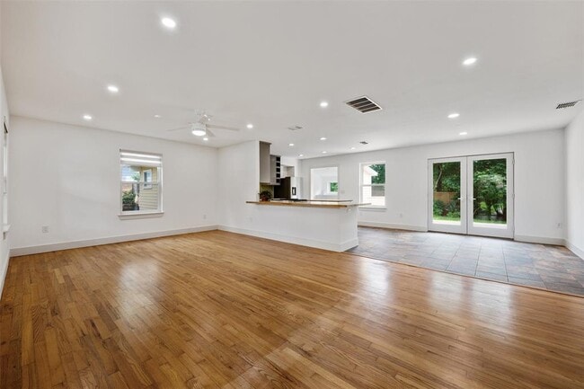 Building Photo - 2606 W 48th St