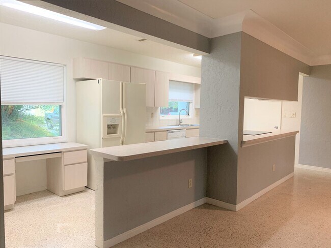 Building Photo - 3 Bedroom 2 Bath Spacious Home in Holiday Park