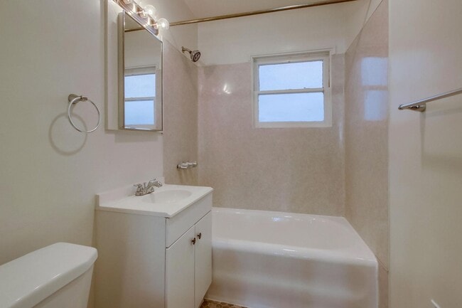 Building Photo - Spanish Craftsman Garden Apartments Bankers Hill