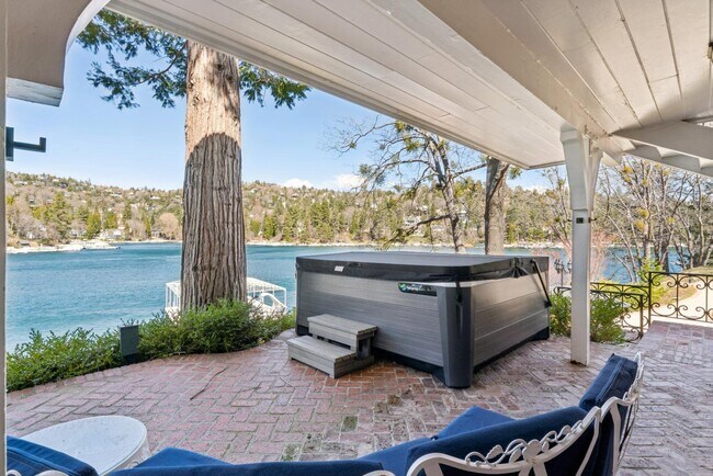 Building Photo - 716 Oak Point