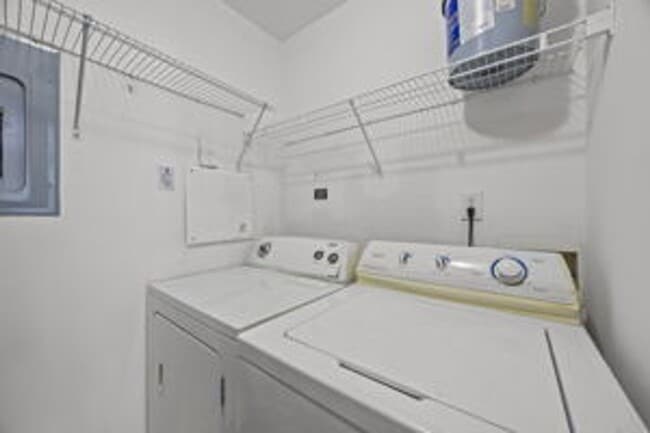 Building Photo - Charming 2 Bed + Office Condo in the Heart...