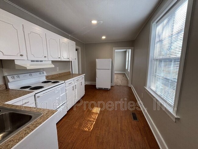 Building Photo - 905 N Pineview Ave
