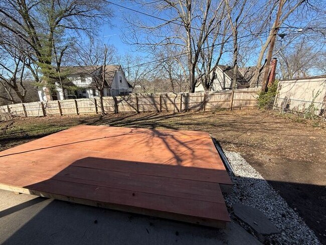 Building Photo - 3BR/2BA w/ Finished Basement + Fenced Yard in Raytown