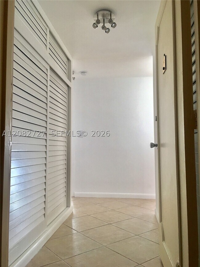 Building Photo - 1408 Brickell Bay Dr