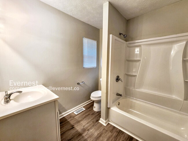 Building Photo - 1292 Beecher St SW