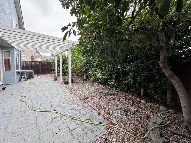Building Photo - Charming 2-Story, 3 Bedroom, 2 1/2 Bathroom Ventura Home for Lease!