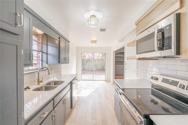 Building Photo - 5124 NW 19th Terrace