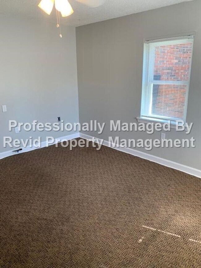 Building Photo - 1210 N Evergreen St