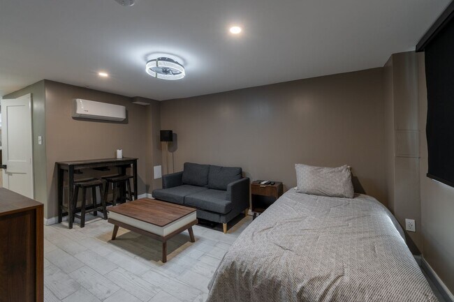 Building Photo - 1055 Parksley Ave