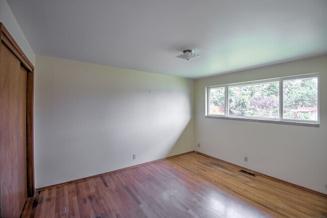Building Photo - West Olympia 2bd 1 bath Cottage Rambler with Garden Space