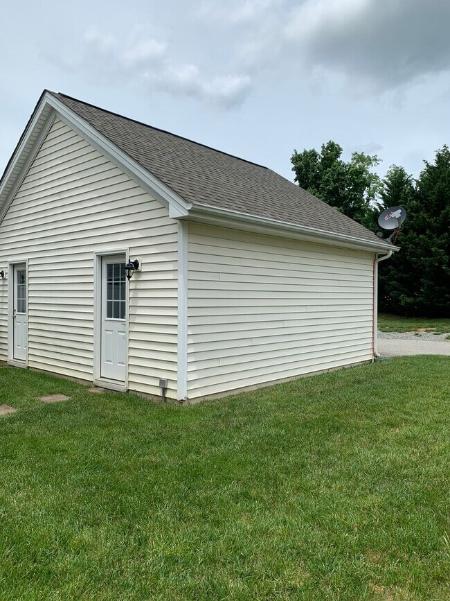 Building Photo - 2 Bedroom, 2.5 Bath Townhouse with detached one-car garage