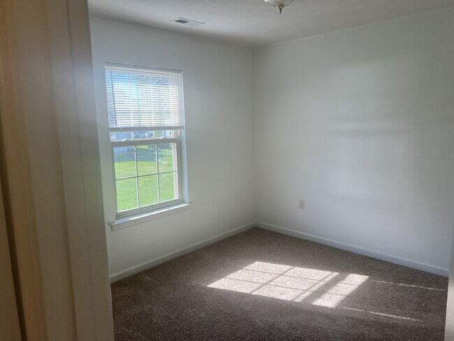Building Photo - Charming 3-Bedroom End Unit Townhouse in B...