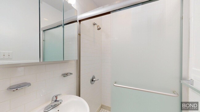Building Photo - 35 E 65th St
