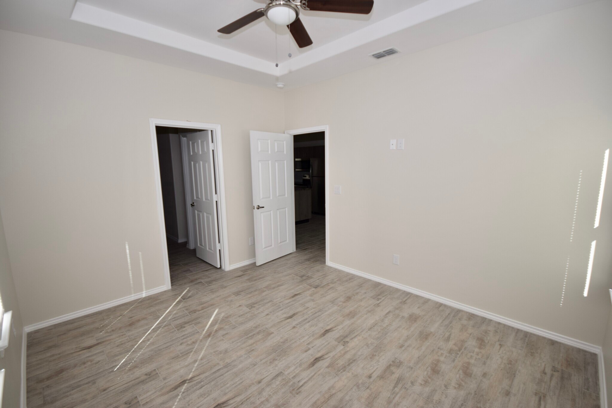 Building Photo - 5000 N Hiawatha Dr