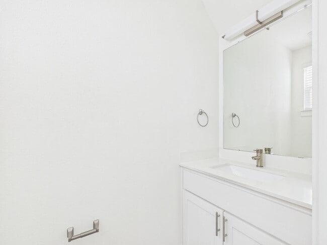 Building Photo - Modern Freestanding Condo with Private Yard Near Downtown Austin