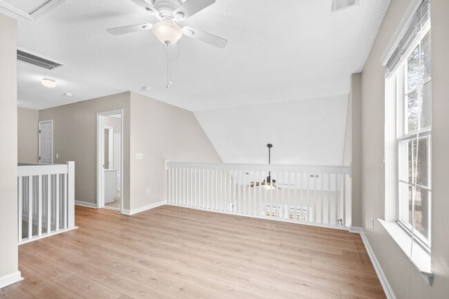 Building Photo - 571 Riverward Dr