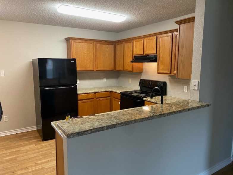 Building Photo - 501 Summer Tree Ct