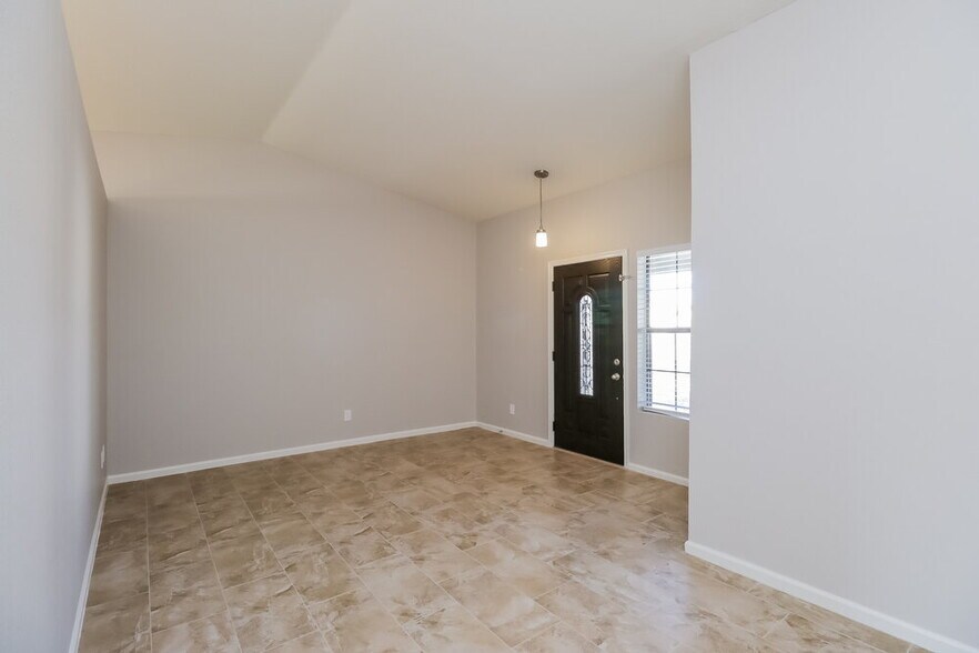 Building Photo - 2641 E Isabella Ave