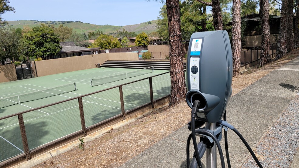 And tennis courts... - 72 Surrey Ln