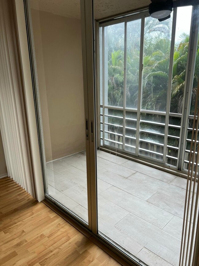 Building Photo - 9470 Live Oak Pl