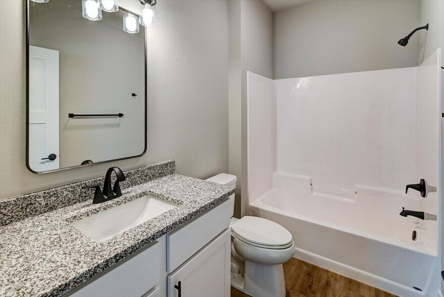 Building Photo - 2900 Blue Grass Dr