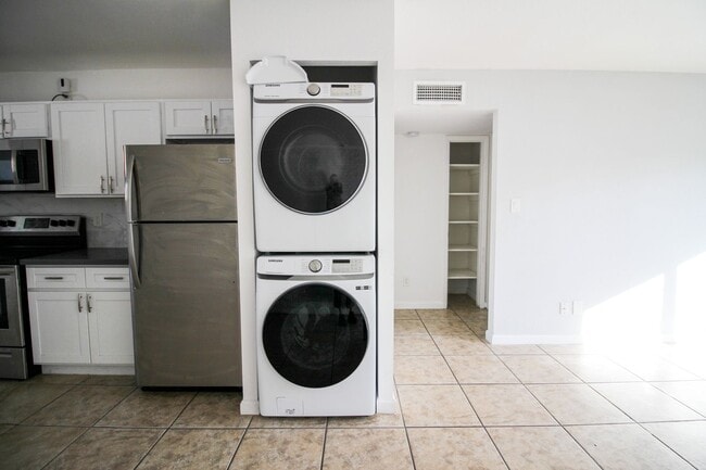 Interior Photo - Granada Gardens