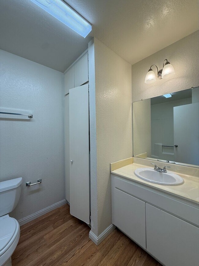 Building Photo - Quail Meadows Upstairs Condo