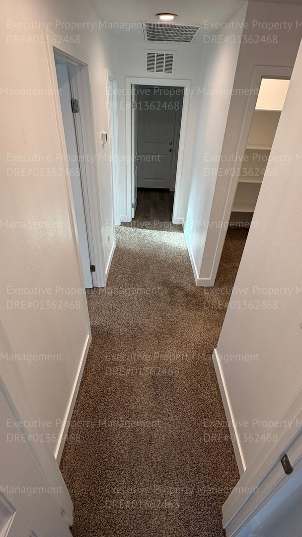 Building Photo - 5 bedroom, 2 bathroom, 3 car garage located near Taft Hwy/ Chevalier Rd