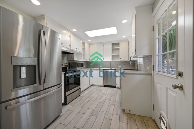 Building Photo - 4 Bed and 2 Bath Remodeled Single-family House Available!