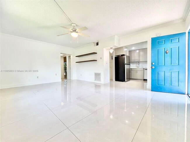 Building Photo - 15391 S Dixie Hwy