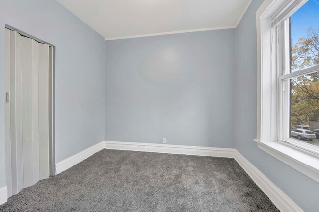 Building Photo - 5015 W Montrose Ave